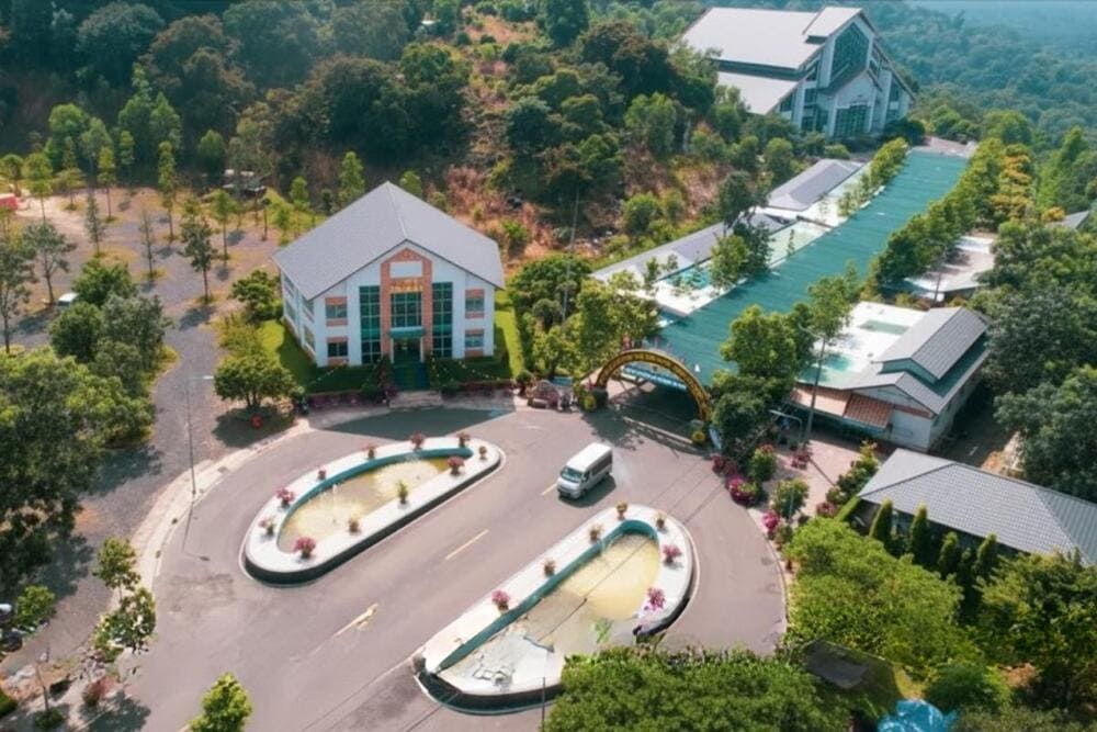 Ngọn n&uacute;i linh thi&ecirc;ng, cao gần 800m, hấp dẫn d&acirc;n trekking với cảnh đẹp ngoạn mục từ đỉnh.